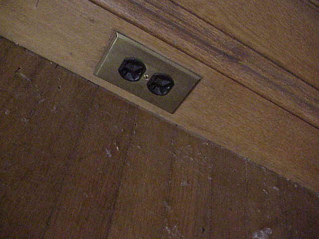 wpeE4.jpg (30998 bytes)